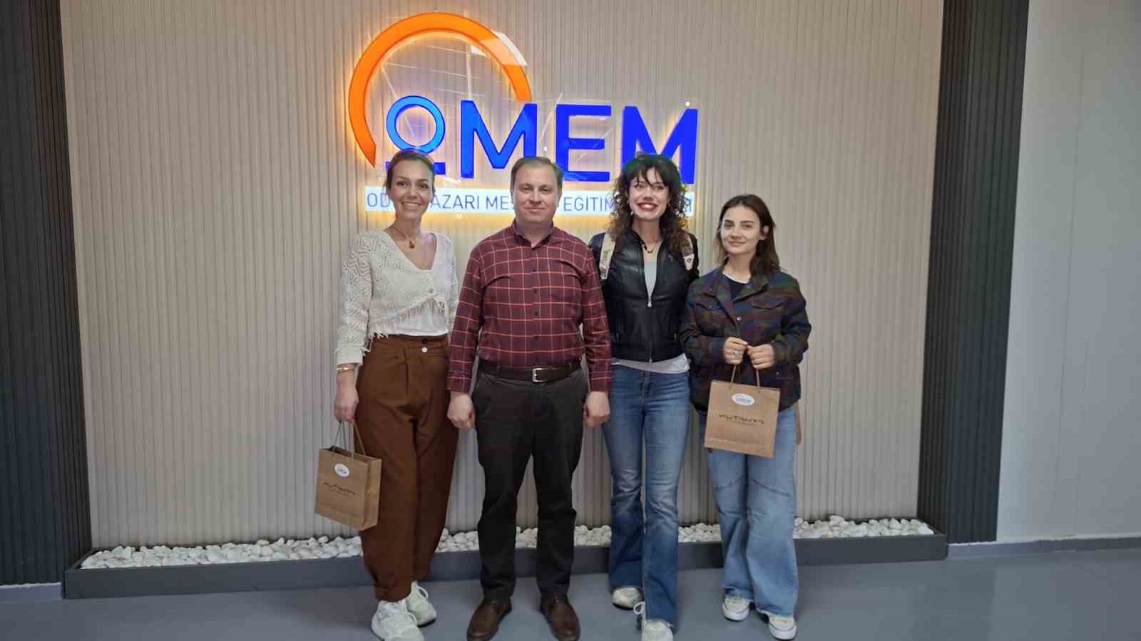 8 Mart D&uuml;nya Kadınlar G&uuml;n&uuml;&rsquo;nde &ouml;ğretmenlerini ve &ccedil;alışanlarını unutmadılar
