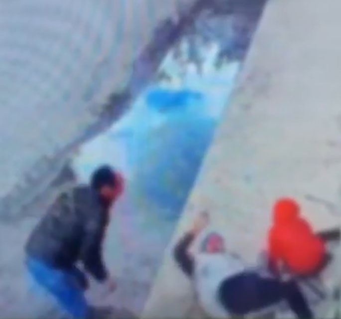 Kornaya bastı ama otomobile çarpmaktan kurtulamadı