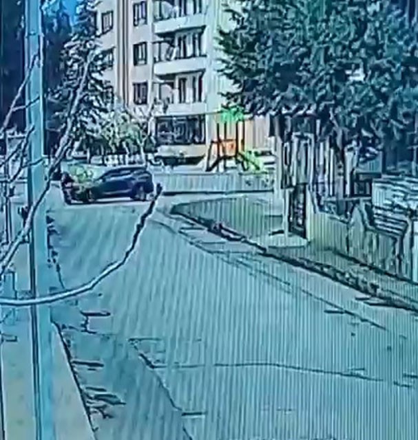 Kornaya bastı ama otomobile &ccedil;arpmaktan kurtulamadı
