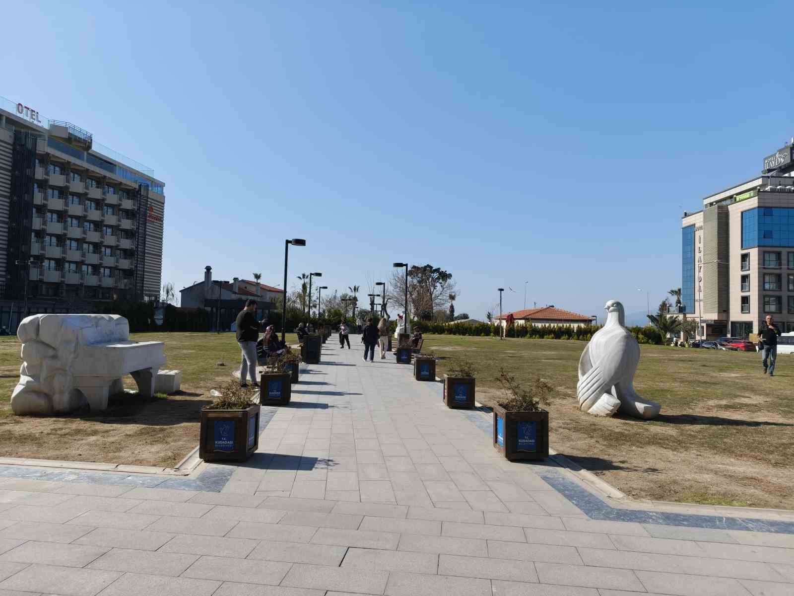 Kuşadası, Mart ayında yazı yaşadı