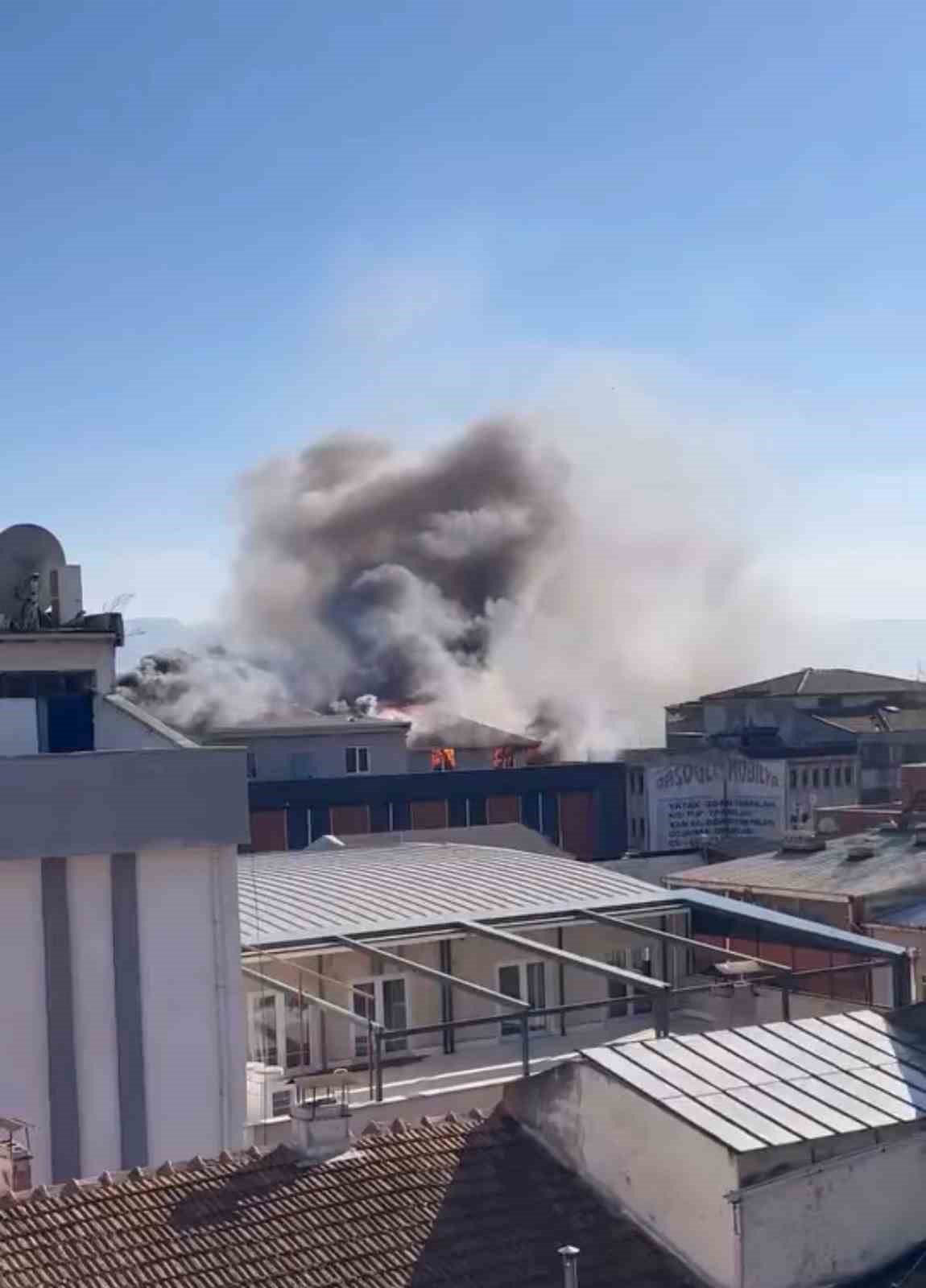 Şehir merkezinde korku dolu anlar: Depo yandı, dumandan göz gözü görmedi