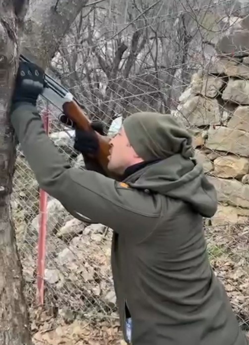 Ağaca takılan dronu tüfekle dala ateş ederek kurtardılar