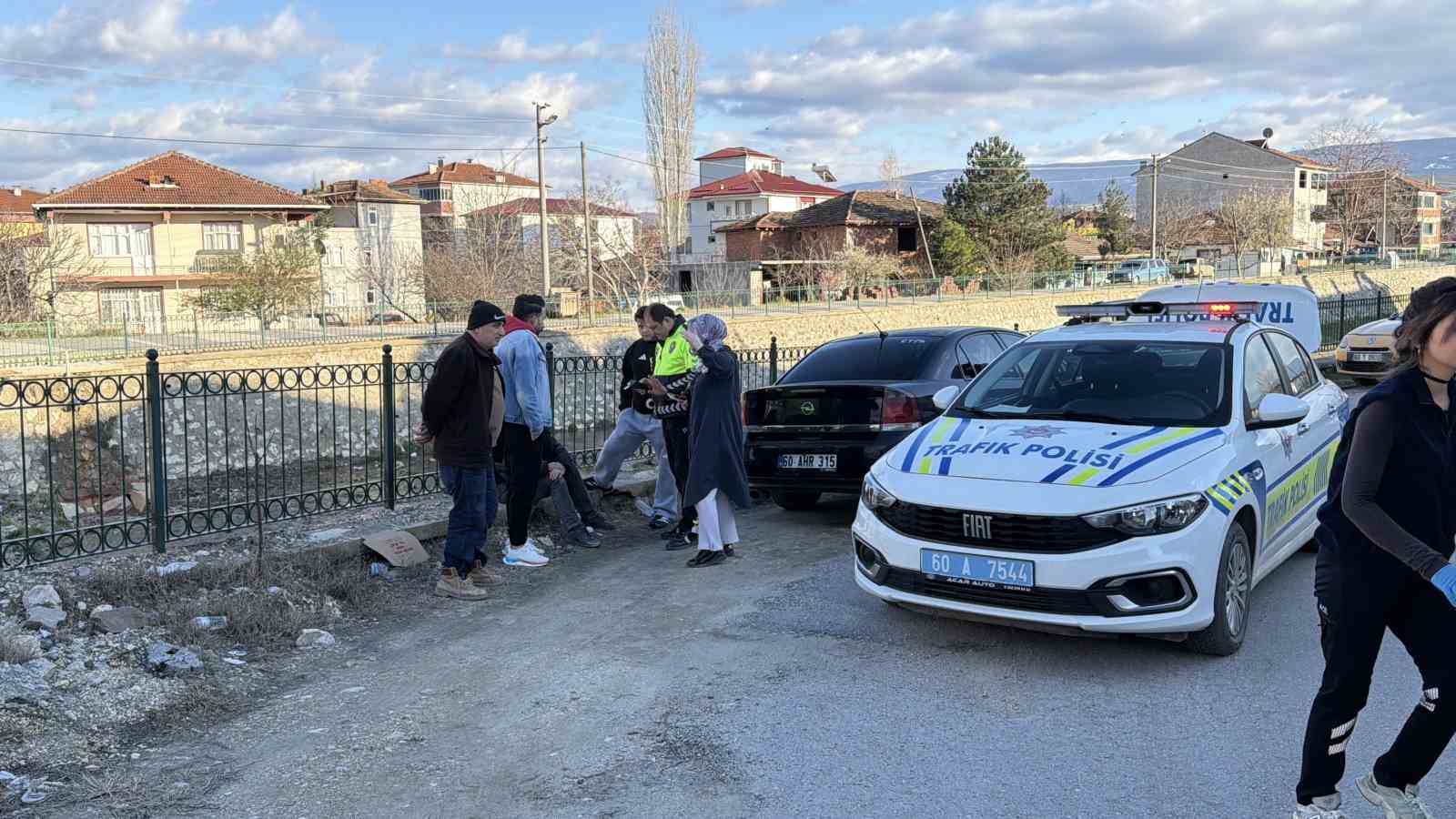 Erbaa&rsquo;da motosiklet ile otomobil &ccedil;arpıştı: 2 yaralı
