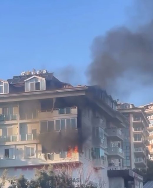Alanya&rsquo;da apartman balkonunda &ccedil;ıkan yangın korkuttu
