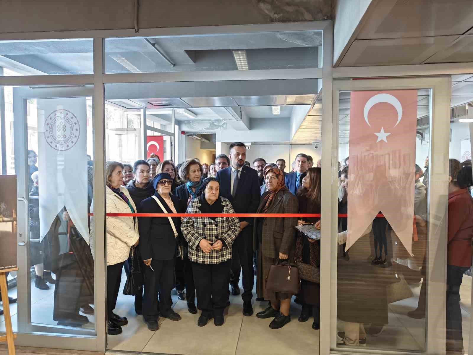 80 yaşında 25 yıllık sanat sevgisini s&uuml;rd&uuml;r&uuml;yor
