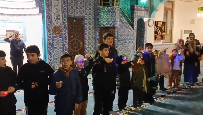 Çocuklar camide "Kabe’de hacılar hu der Allah" ilahisini seslendirdi