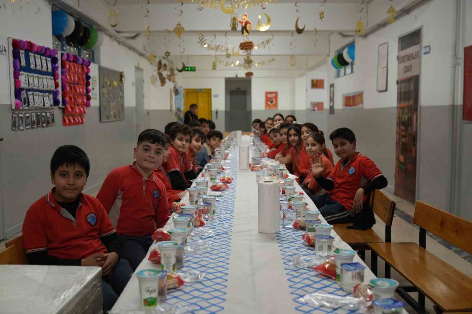 Minik kalpler iftar sofrasında buluştu