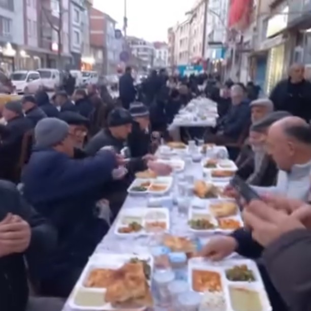 Mahalleli kendi imkanlarıyla bin kişiye iftar verdi
