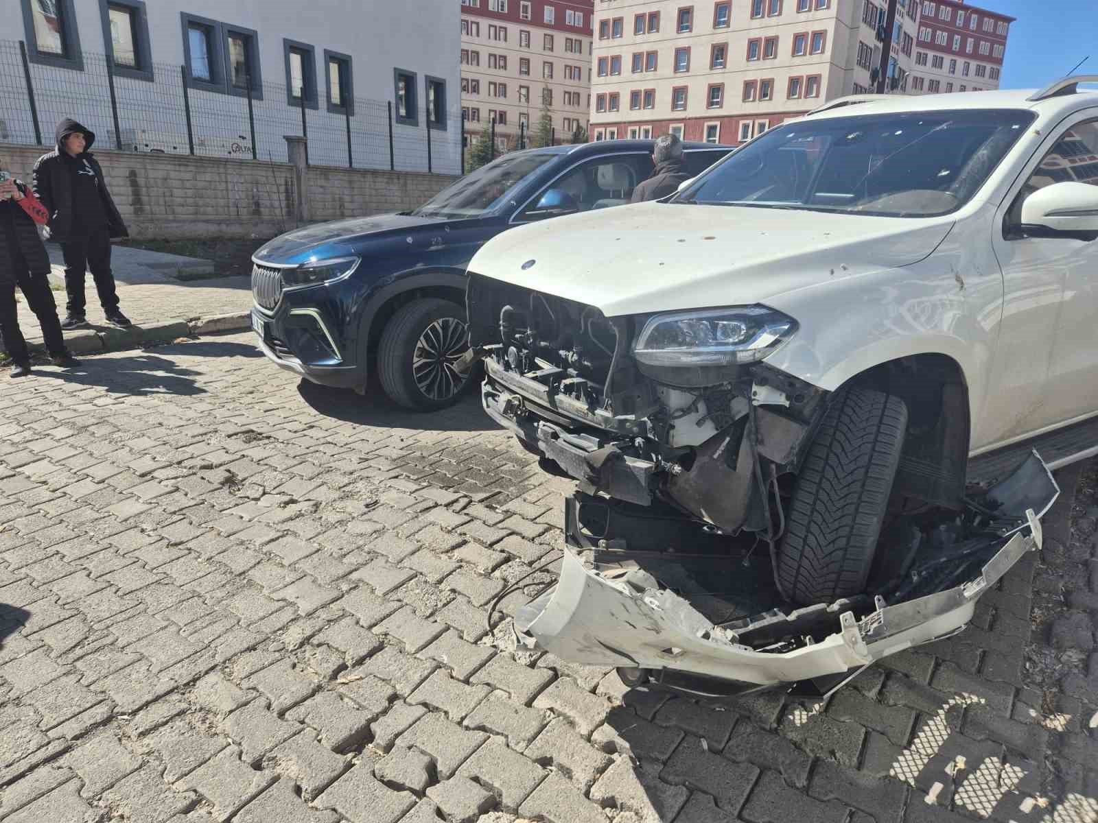 Bing&ouml;l&rsquo;de otomobil ile motosiklet &ccedil;arpıştı: 2 yaralı
