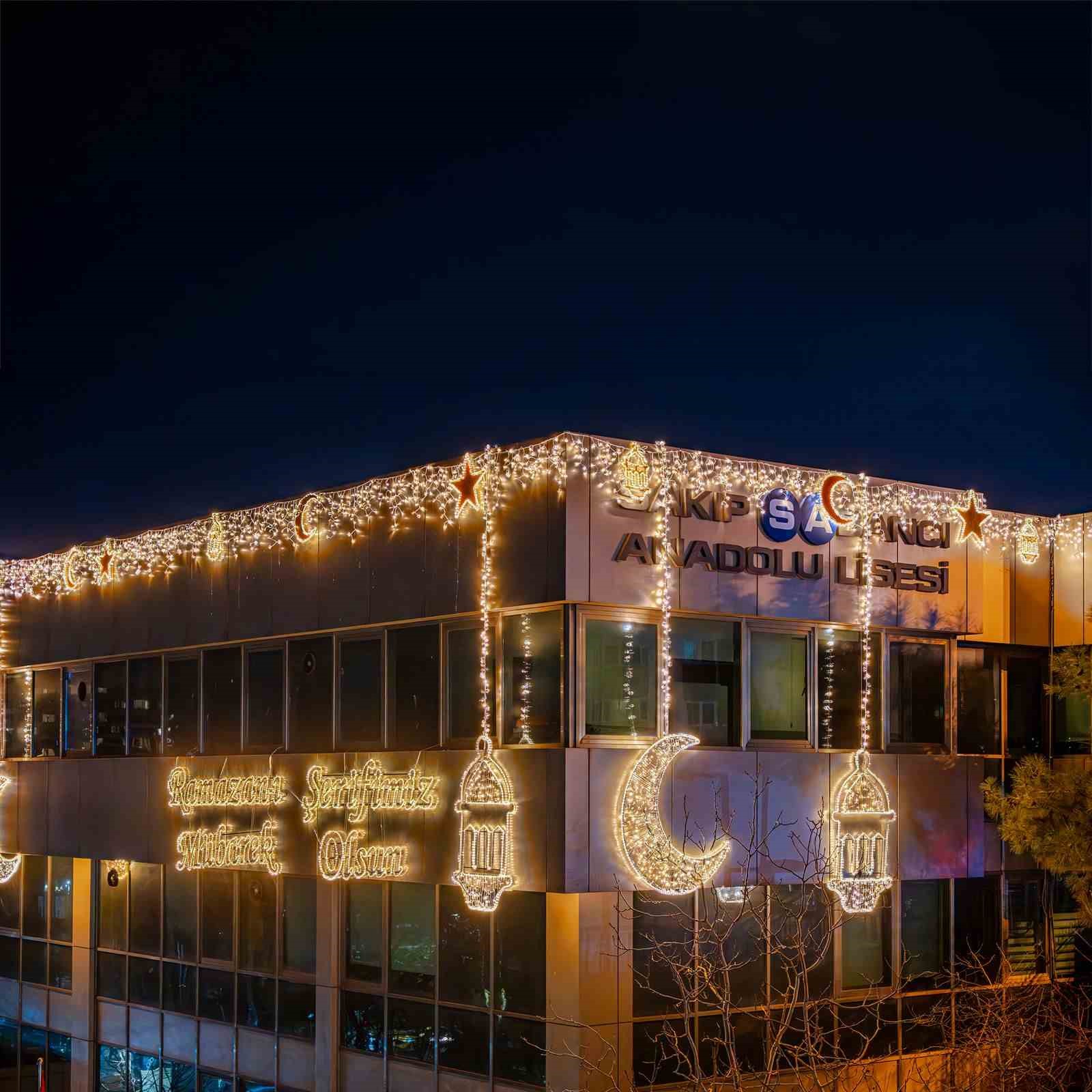 İstanbul&rsquo;da bu yıl okulların sadece i&ccedil;i değil, dışı da Ramazan&rsquo;la aydınlandı
