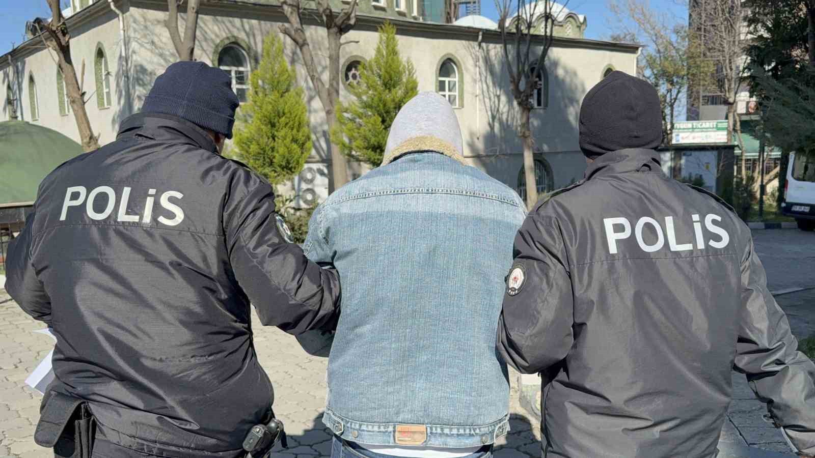 Yanlış kişiyi darbeden kafes d&ouml;v&uuml;ş&ccedil;&uuml;s&uuml; tutuklandı
