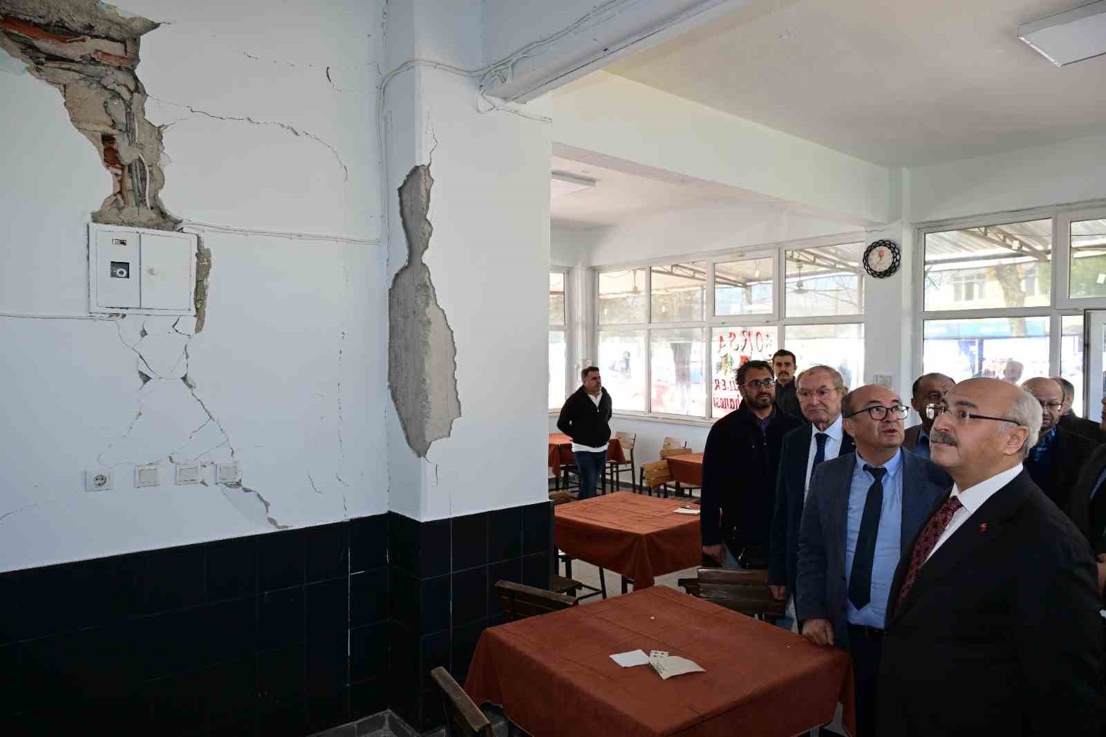 Vali Köşger, 5.1’lik depremin merkez üssü Buldan’da incelemelerde bulundu