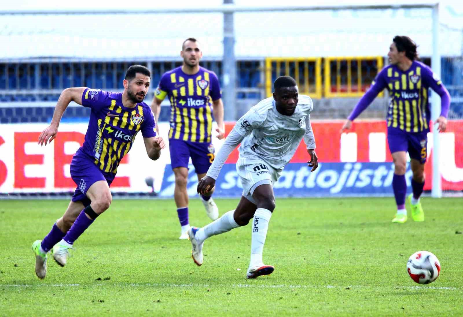 Trendyol S&uuml;per Lig: Ey&uuml;pspor: 0 - Kocaelispor: 1 (İlk yarı)

