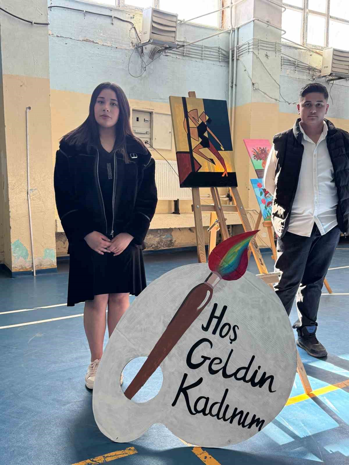 Fır&ccedil;alar kadınlar i&ccedil;in konuştu: Kars&rsquo;ta &ouml;ğrencilerden 8 Mart&rsquo;a anlamlı sergi
