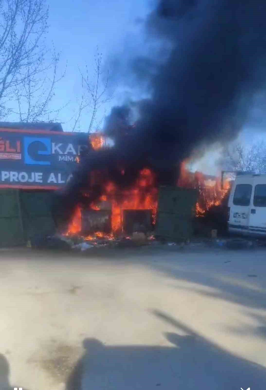 &Ccedil;&ouml;p konteynerlerinde &ccedil;ıkan yangın korkuttu
