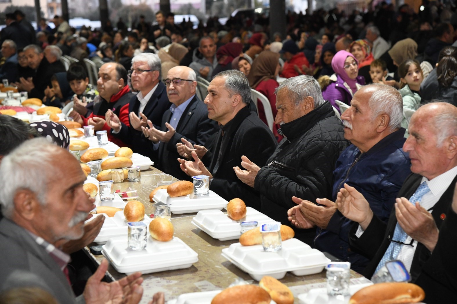 Osmaniye’de vatandaşlar iftar sofrasında buluştu