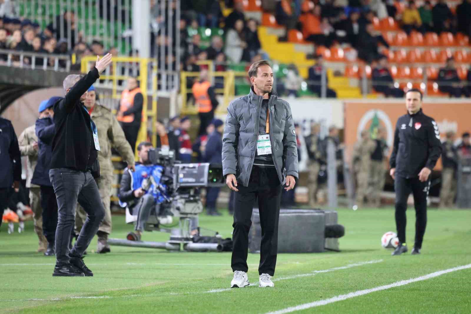 Trendyol Süper Lig: Corendon Alanyaspor: 0 - Gençlerbirliği: 0 (İlk yarı)