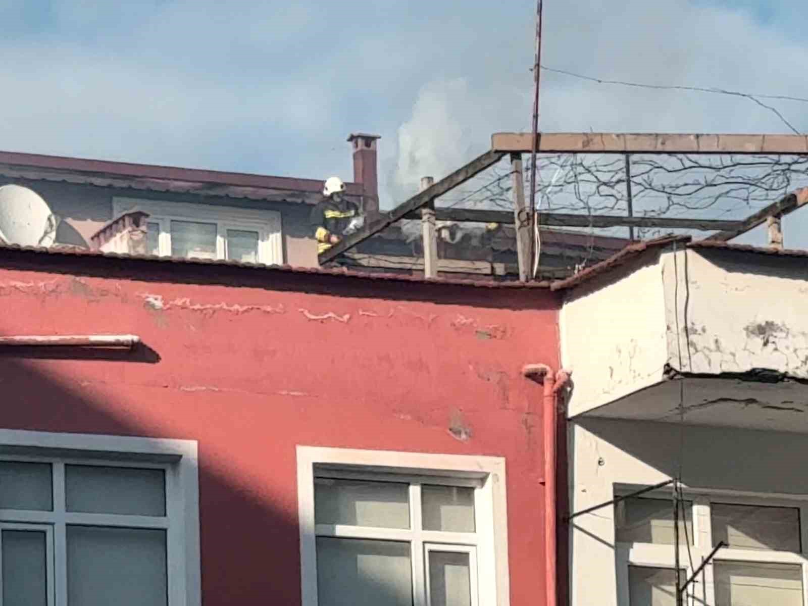 Ordu&rsquo;da 3 katlı binada korkutan baca yangını
