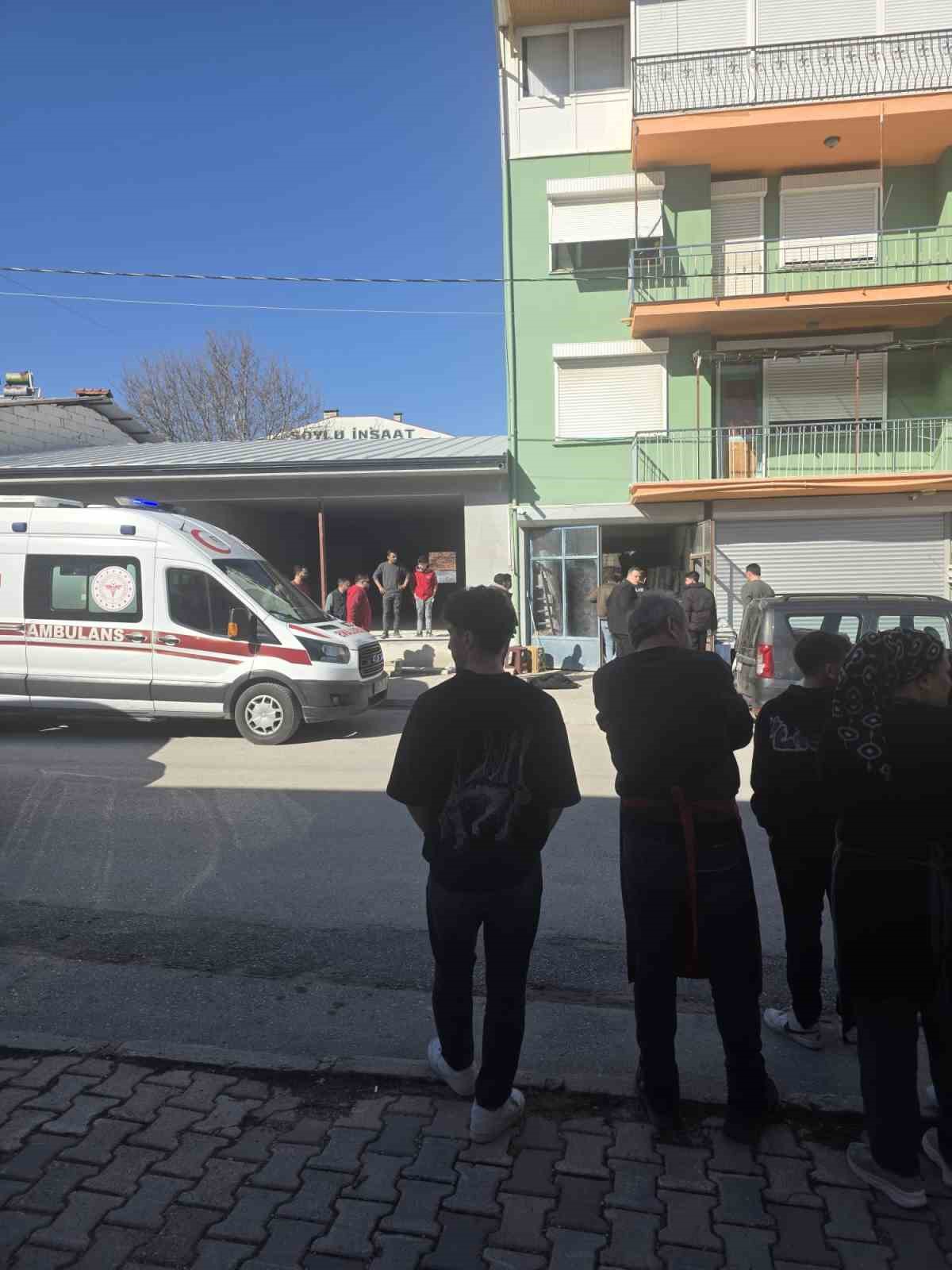 Eski karısını bacağından pompalı t&uuml;fekle yaraladı, iş yeri sahibi tarafından kolundan vuruldu
