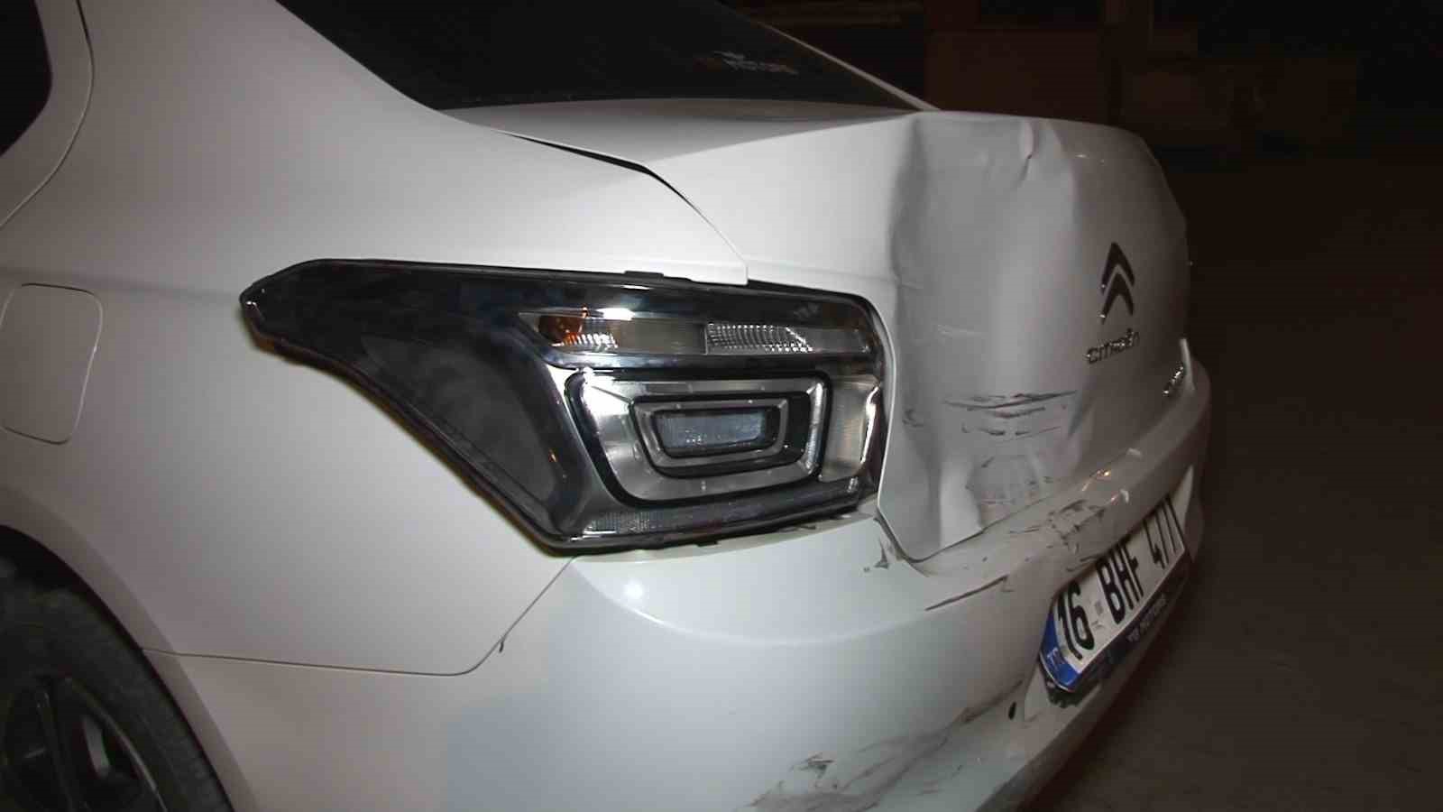 Arnavutk&ouml;y&rsquo;de kamyonet s&uuml;r&uuml;c&uuml;s&uuml; otomobile &ccedil;arpıp ka&ccedil;tı
