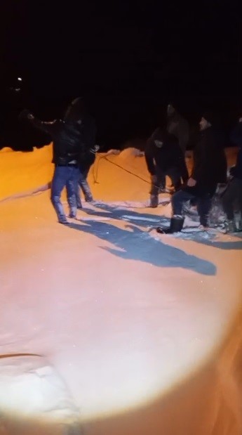 Kars&rsquo;ta 85 yaşındaki hasta leğenle taşınarak ambulansa ulaştırıldı
