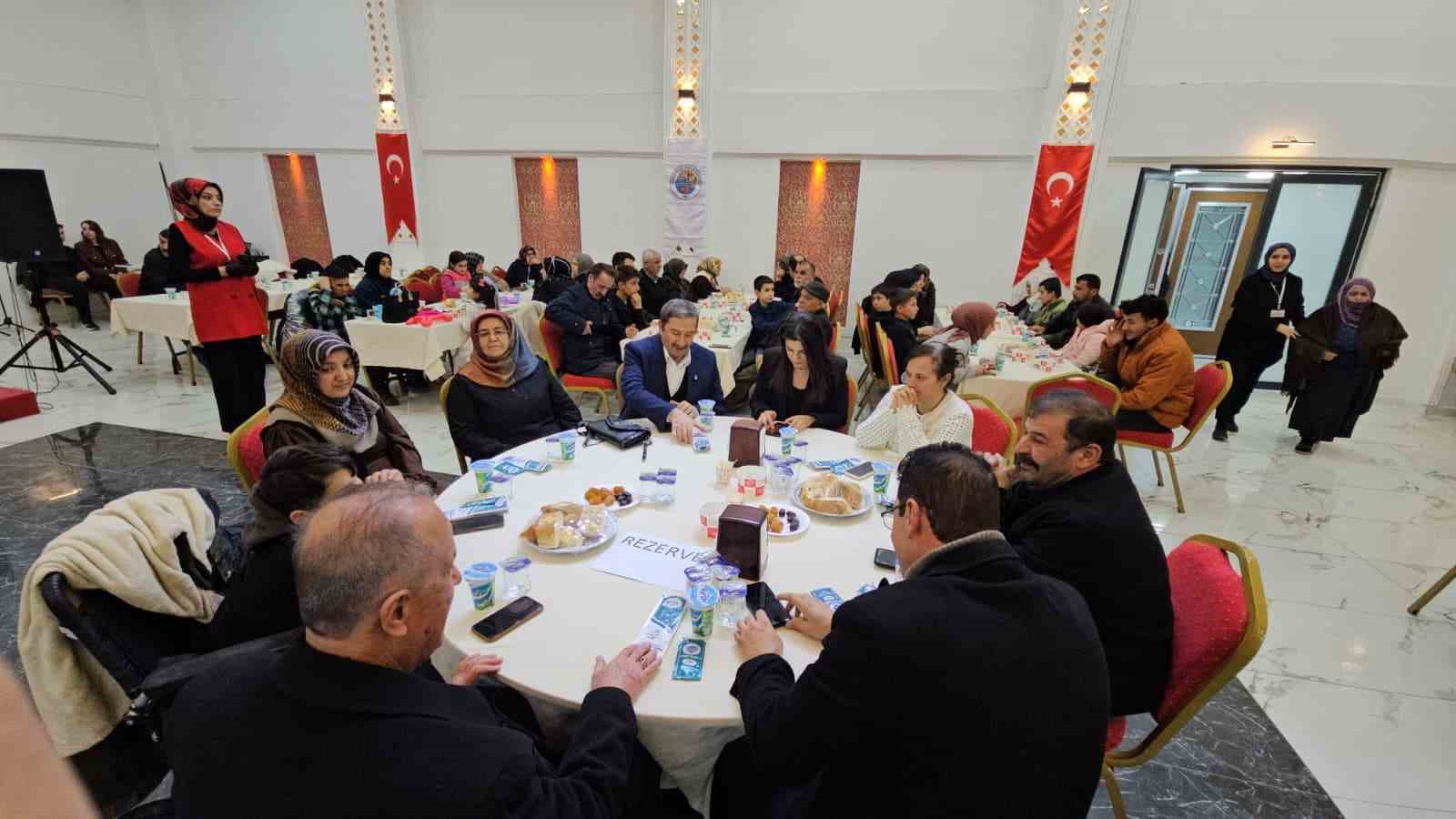 Engelli, &ouml;ks&uuml;z ve yetimler iftarda buluştu
