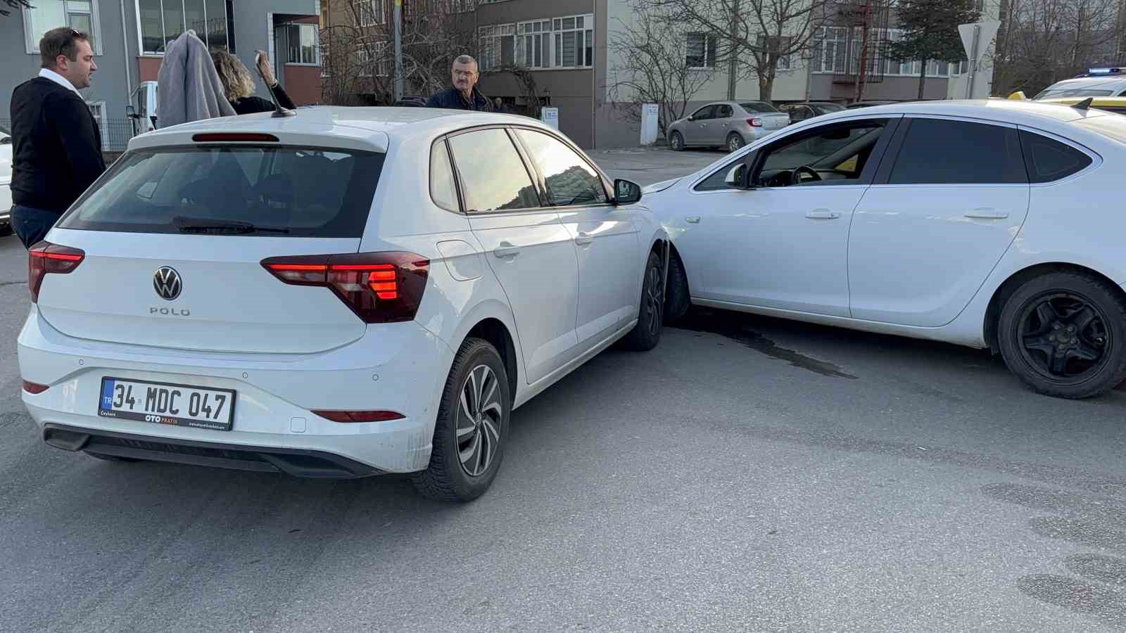 Edirne&rsquo;de iki otomobil &ccedil;arpıştı: 2 yaralı
