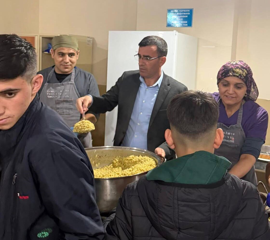 Kaymakam Dalak &ccedil;ğrencilerle birlikte iftar a&ccedil;tı
