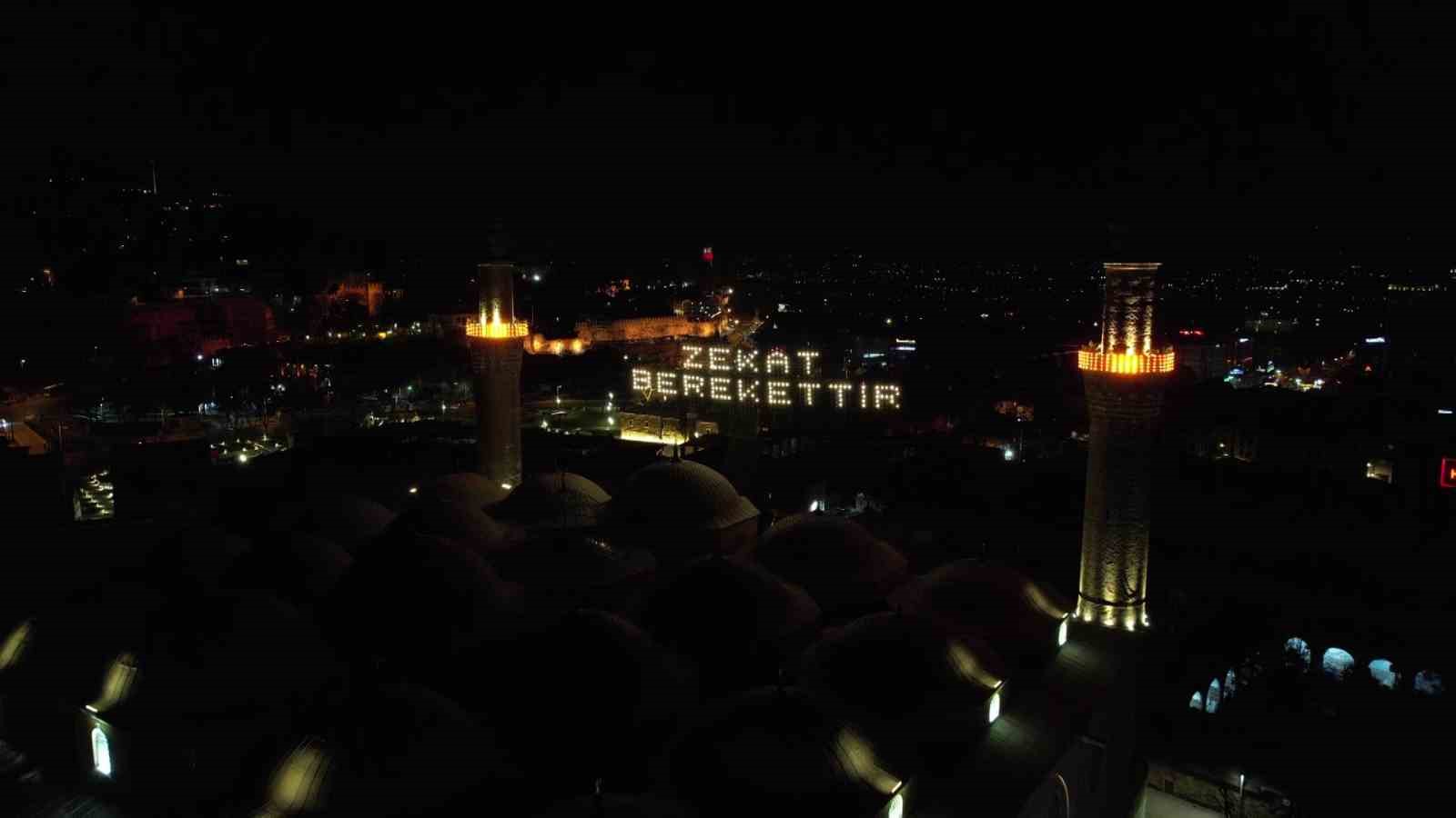 Ulucami&rsquo;nin yeni mahyası Uludağ&rsquo;dan g&ouml;r&uuml;l&uuml;yor
