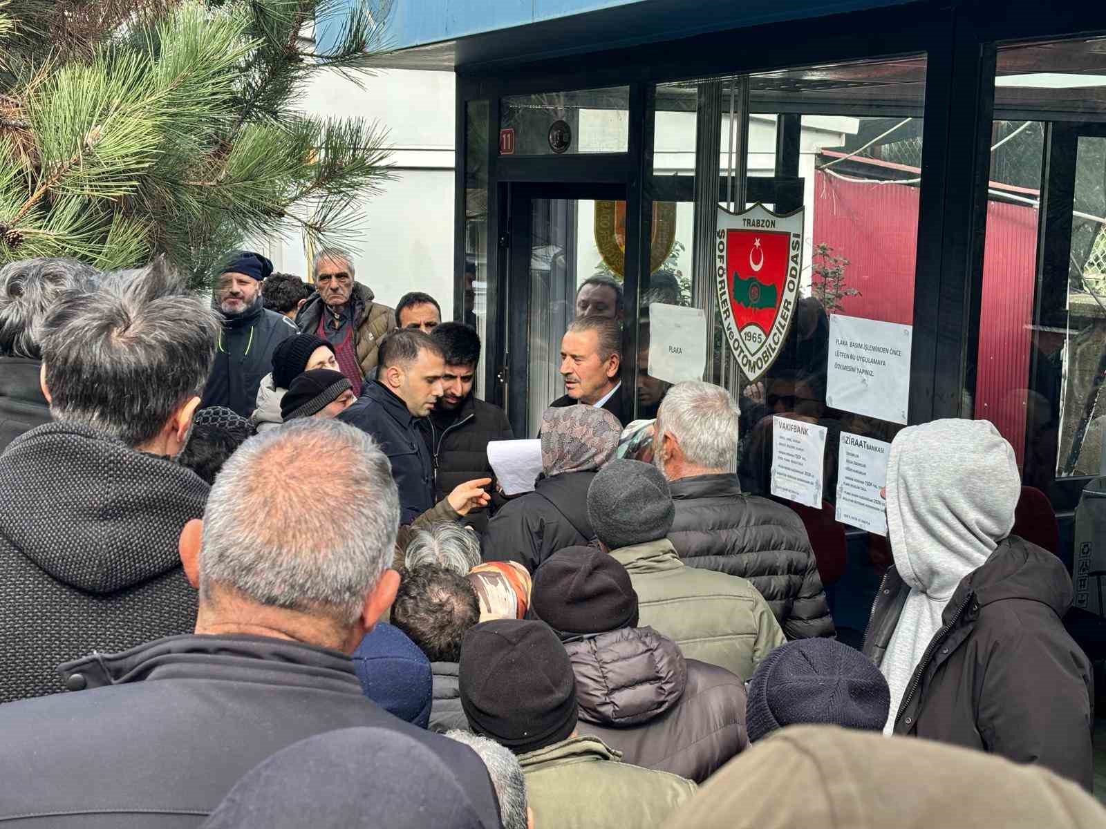 S&uuml;re uzatıldı ama yoğunluk bitmedi: Trabzon&rsquo;da 10 bin adet APP plaka değiştirildi
