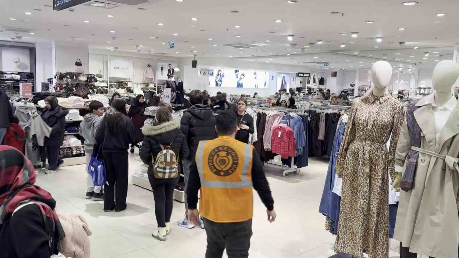 Bursa&rsquo;da ihtiya&ccedil; sahibi 400 &ccedil;ocuğa bayram sevinci
