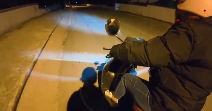 Annesine gece motor sürmeyi öğreten genç izleyenleri gülümsetti