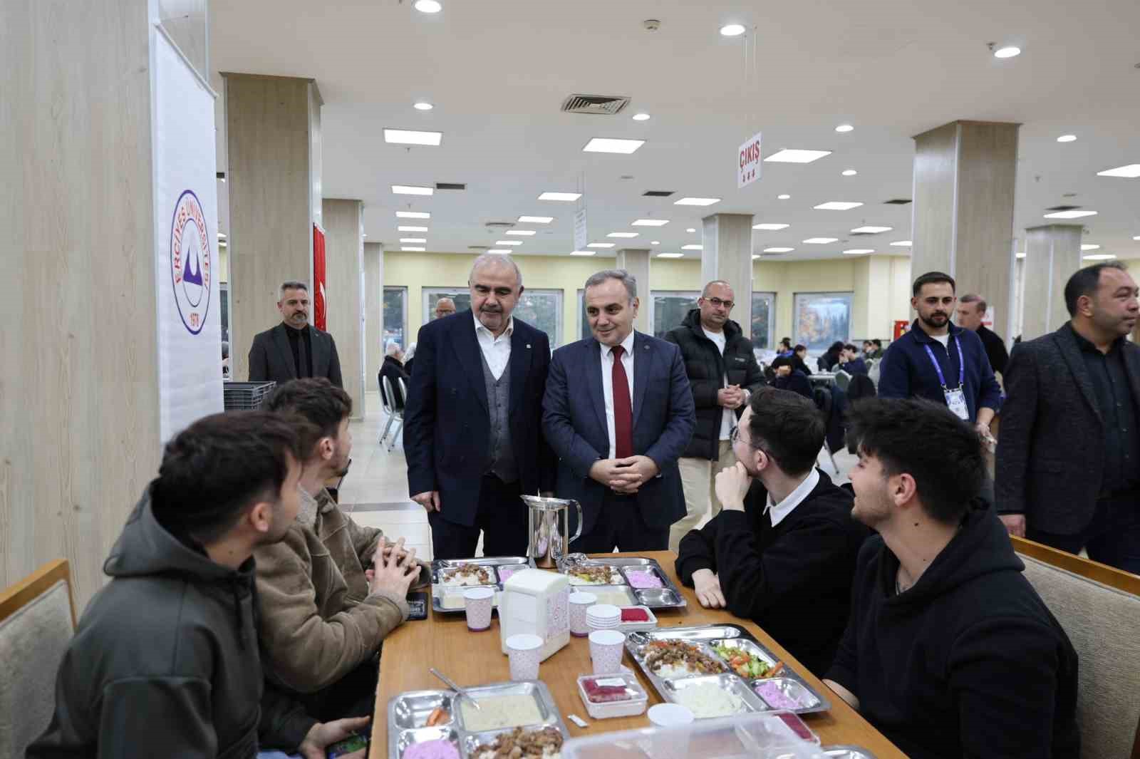 Rekt&ouml;r Prof. Dr. Altun, &ouml;ğrenciler ile iftar yaptı
