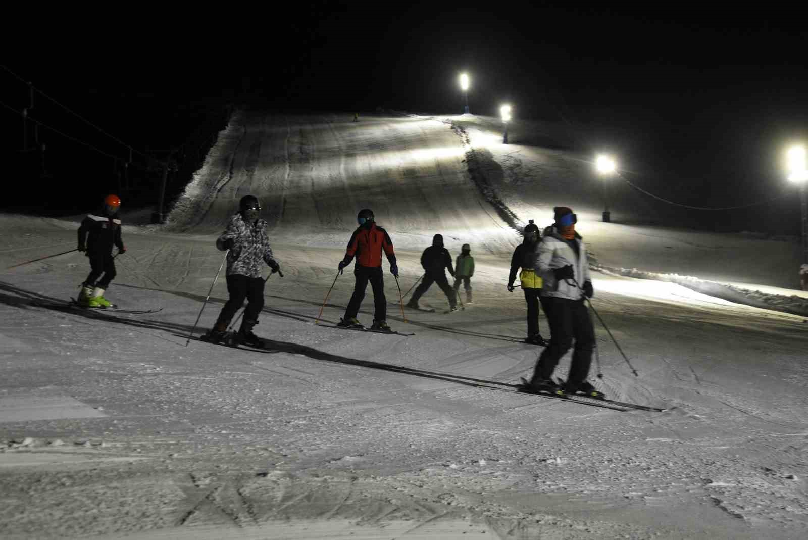 Bitlis&rsquo;te iftar sonrası kayak keyfi
