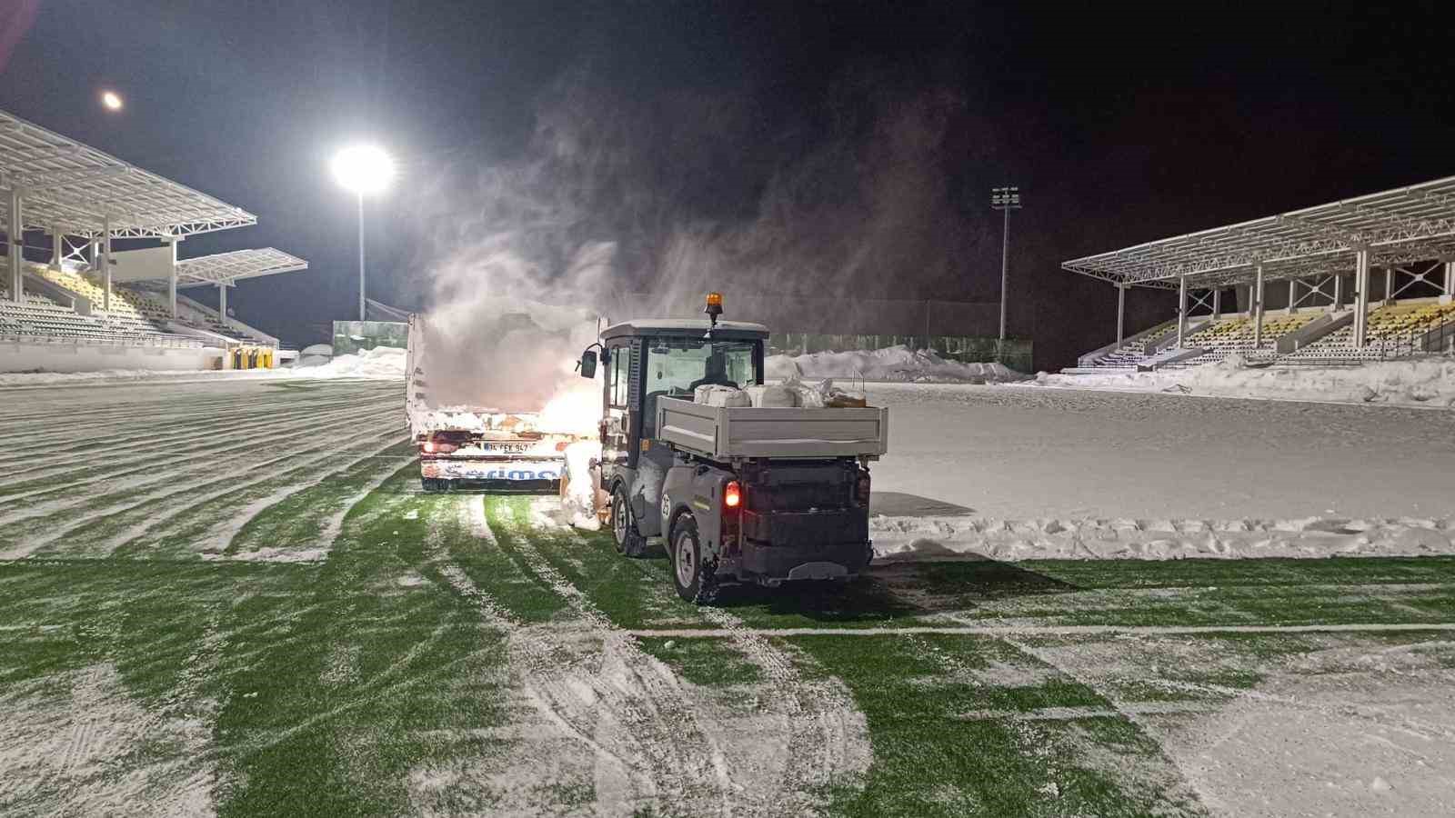 Bitlis&rsquo;te karla kaplı stat temizlendi
