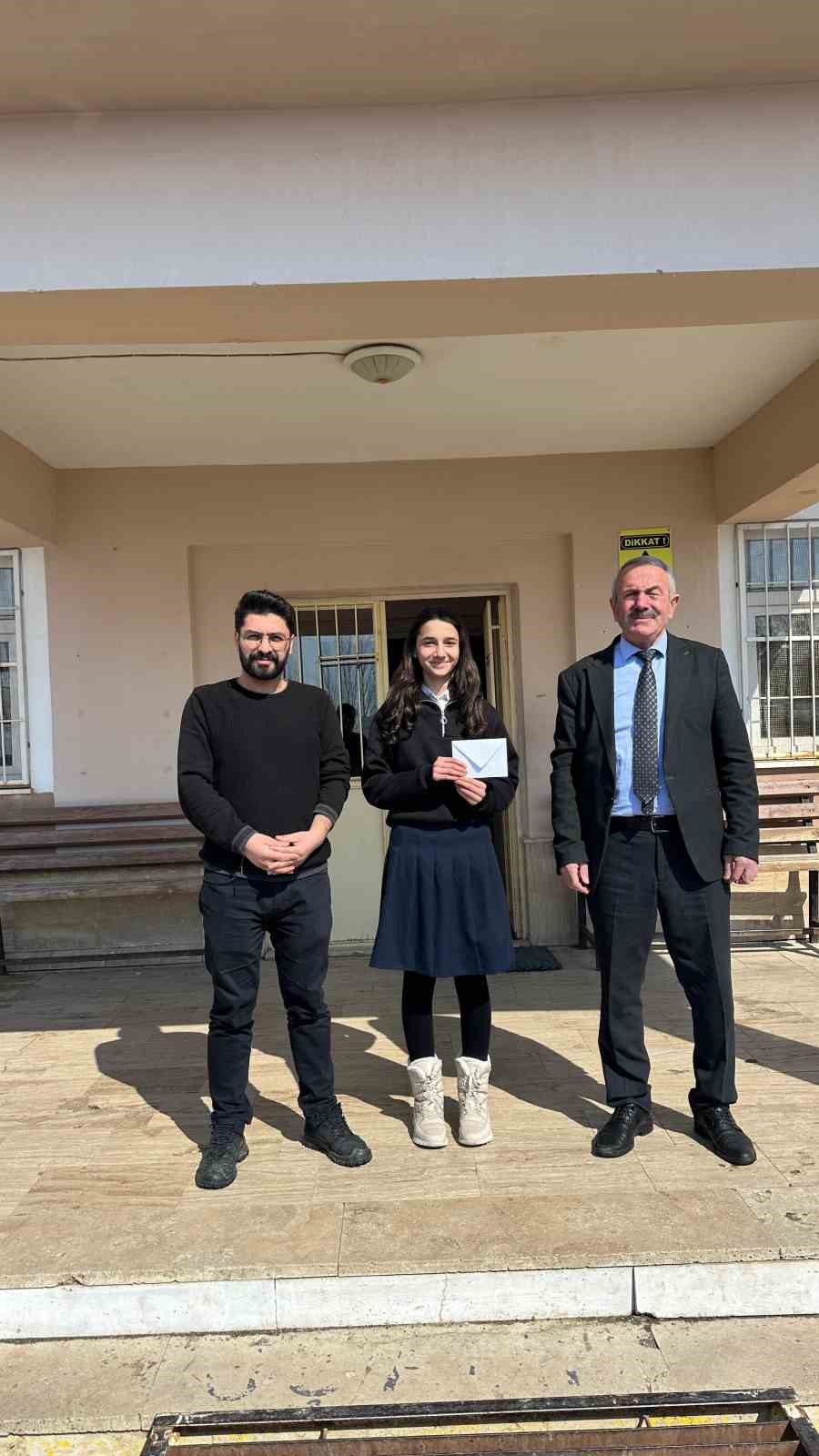 &Ouml;zalp&rsquo;te kitap okuma sınavında dereceye girenlere &ouml;d&uuml;lleri verildi
