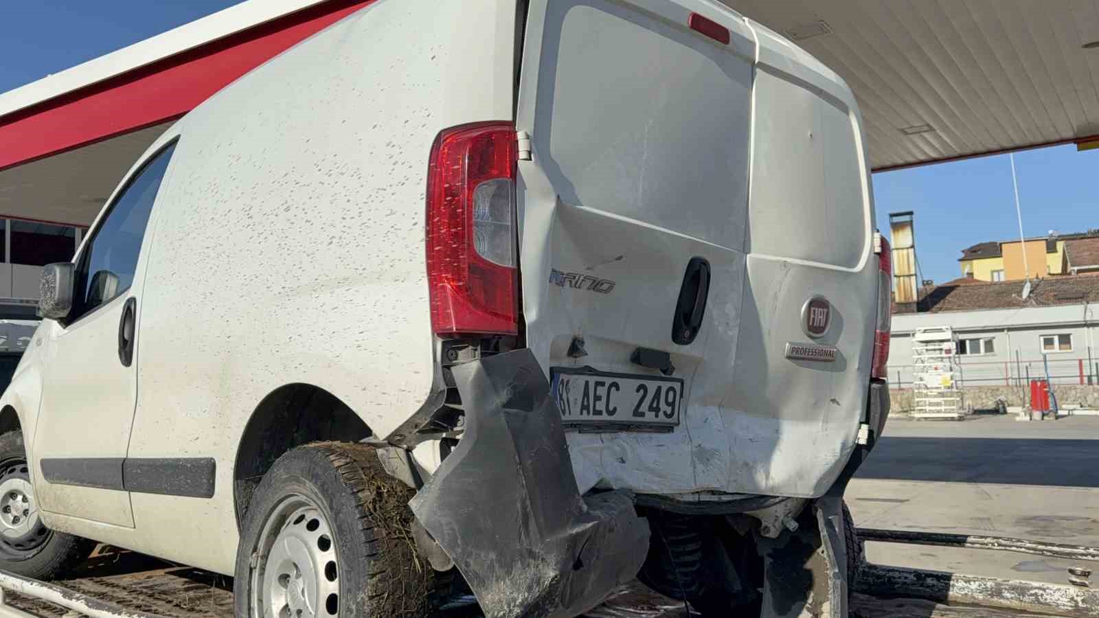 Otomobil hafif ticari araca &ccedil;arptı: 4 yaralı
