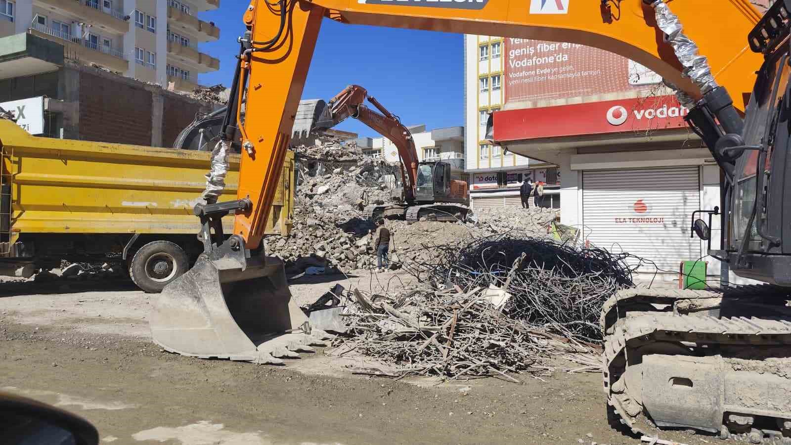 Kahta&rsquo;da yıkım molozları esnafı mağdur ediyor
