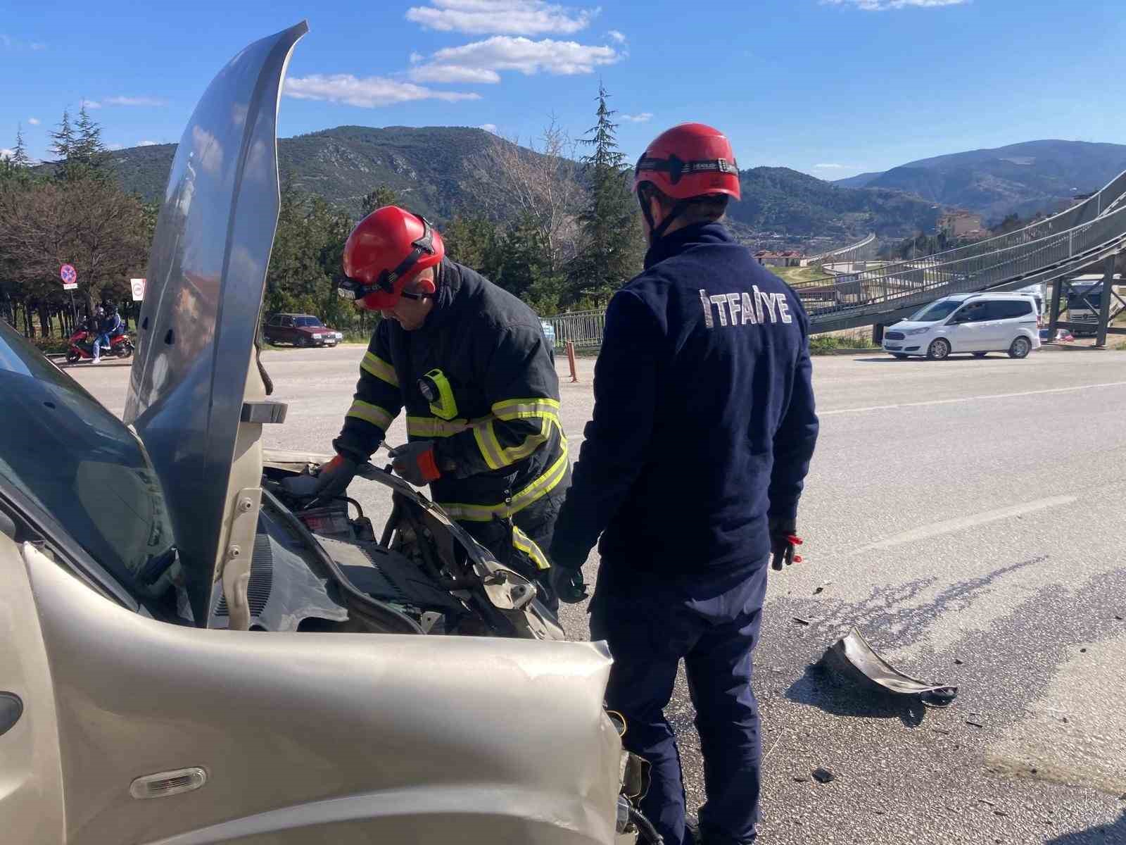 Bilecik&rsquo;te kontrolden &ccedil;ıkan ara&ccedil; ref&uuml;je &ccedil;arptı
