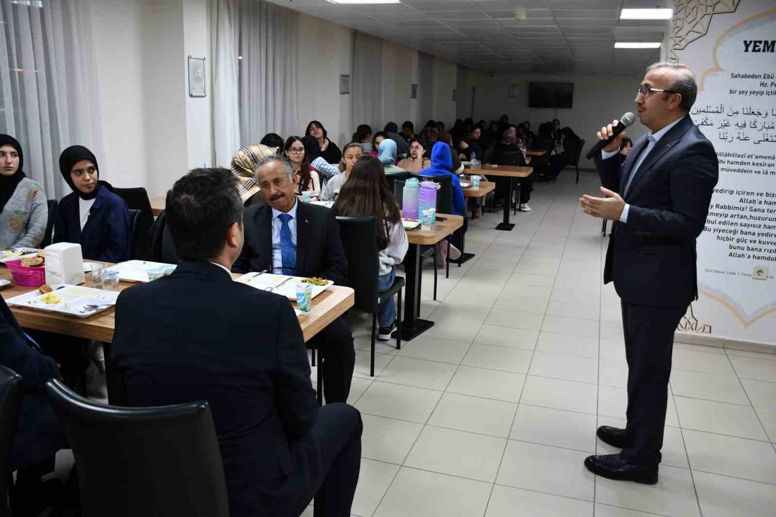 Ramazan ayının manevi ikliminde &ouml;ğrencilerle buluşma
