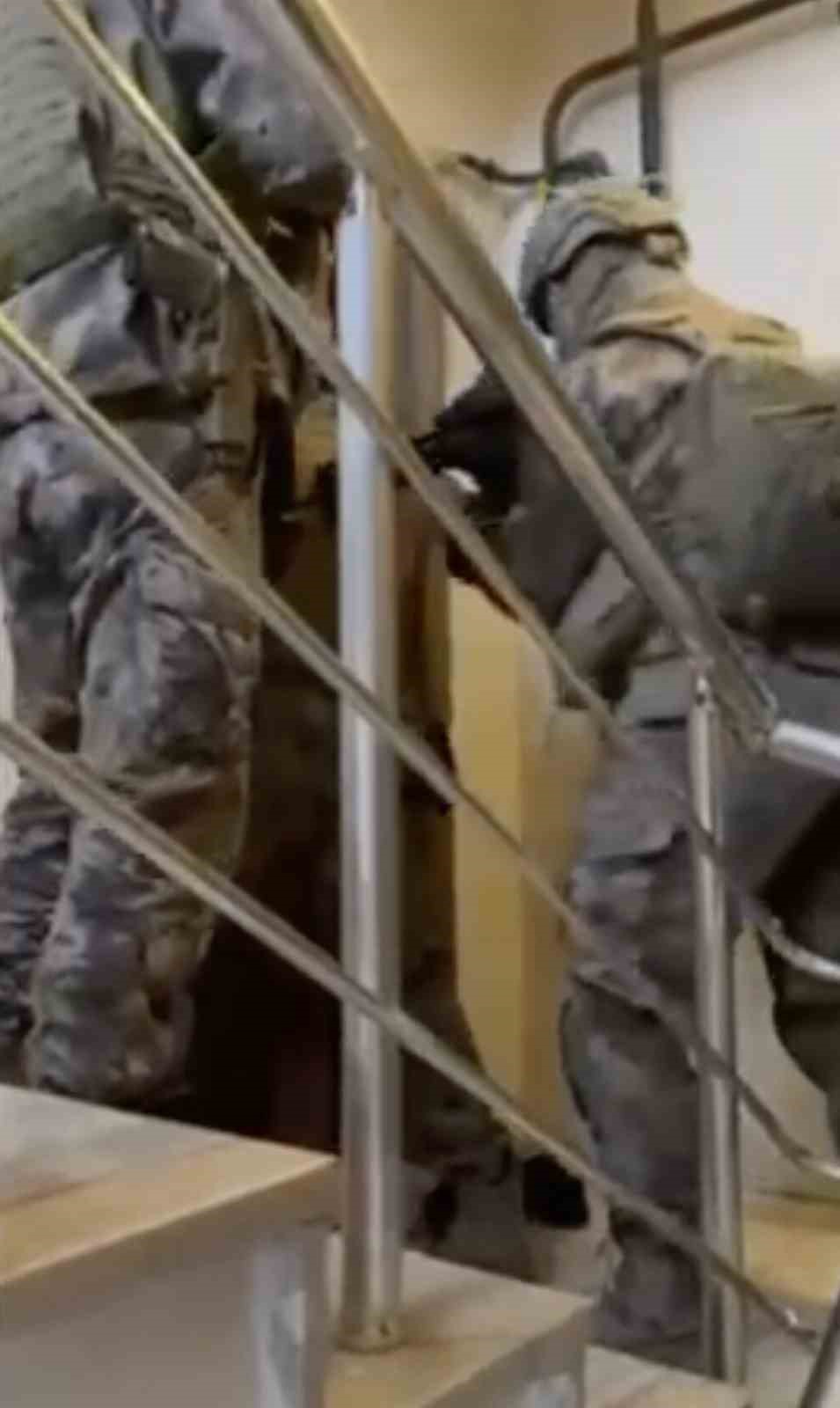 Deşifre olmamak i&ccedil;in uyuşturucuyu aynı evde satıp kullandırmışlar
