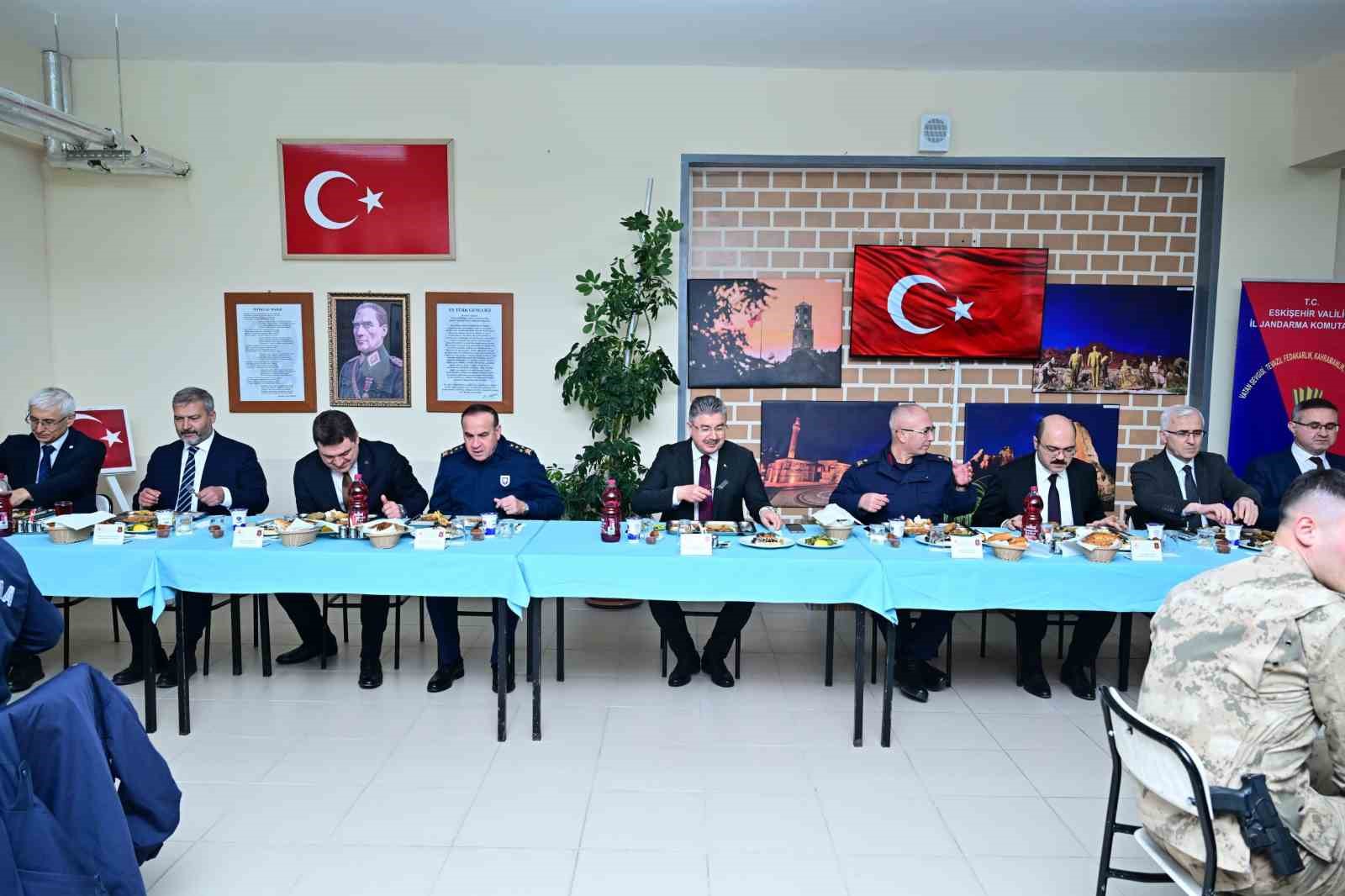 Vali Yılmaz, vatani görevini yapan er ve erbaşlar ile iftar yaptı