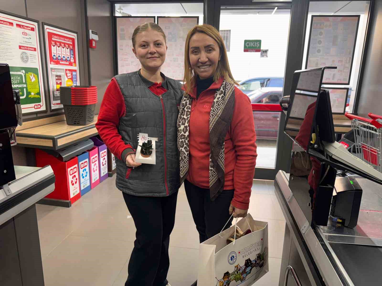 Başkan Tekin, ilçedeki kadın çalışanları ziyaret etti