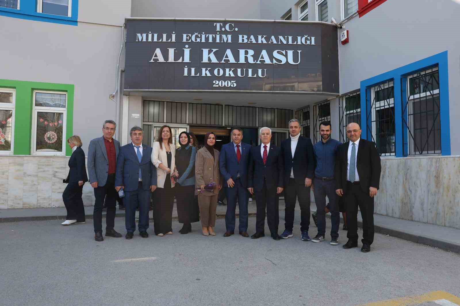 Arkadaşlarına s&ouml;z verdi, Başkan Bozbey&rsquo;i sınıfa getirdi
