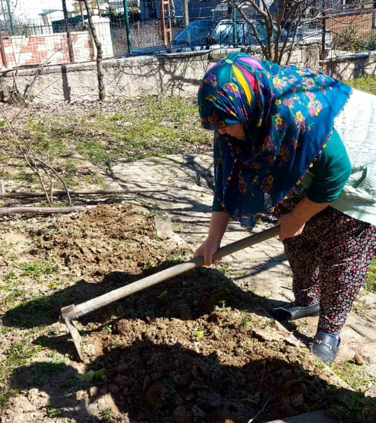 Bilecik huzurevinde kalan yaşlılar bah&ccedil;eyi g&uuml;zelleştiriyor
