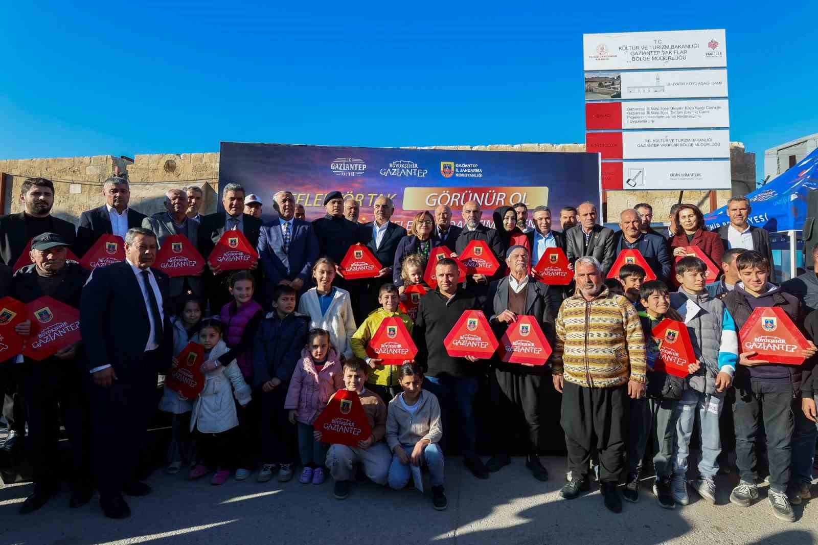 Gaziantep B&uuml;y&uuml;kşehir&rsquo;in "Reflekt&ouml;r Tak, G&ouml;r&uuml;n&uuml;r Ol" projesinde ilk dağıtım ger&ccedil;ekleştirildi
