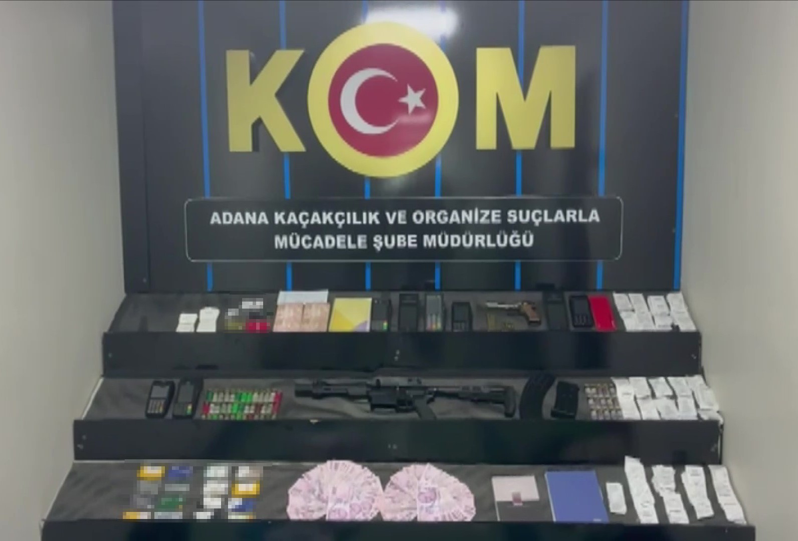 Kuyumcu s&uuml;s&uuml; verip tefecilik yaptılar: Operasyonda silah, pos cihazları ve milyonluk &ccedil;ek-senet ele ge&ccedil;irildi
