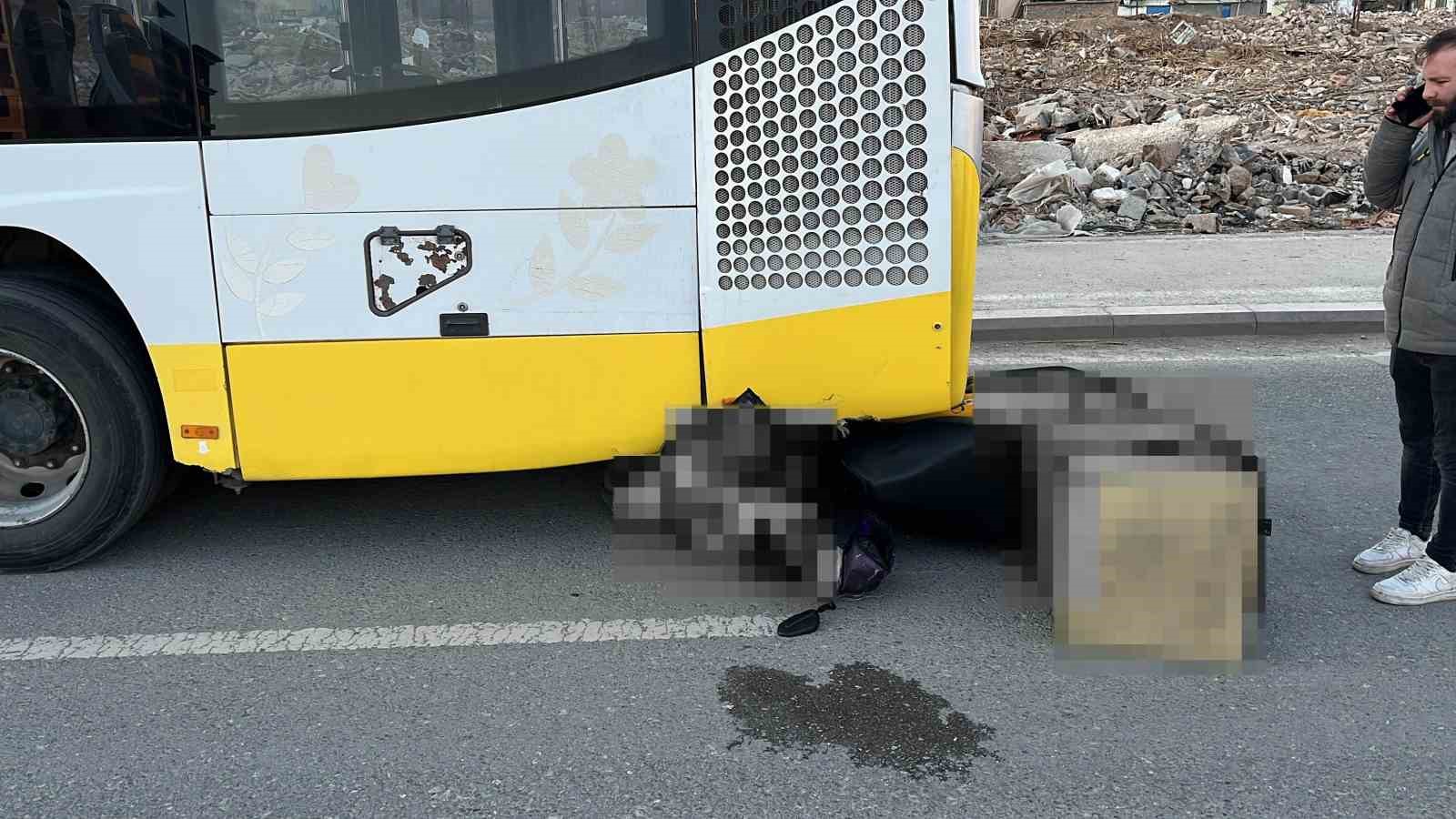 Motosikletli kurye belediye otob&uuml;s&uuml;ne &ccedil;arptı: 1 yaralı
