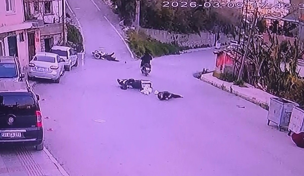 Motosikletlerin kafa kafaya &ccedil;arpıştığı kazada şahısların yere savrulduğu anlar kameraya yansıdı
