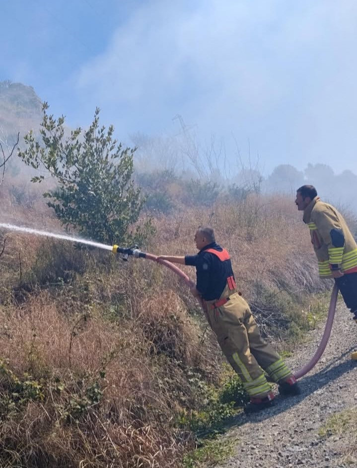 Defne&rsquo;de &ccedil;ıkan bah&ccedil;e yangınından alevler y&uuml;kseldi
